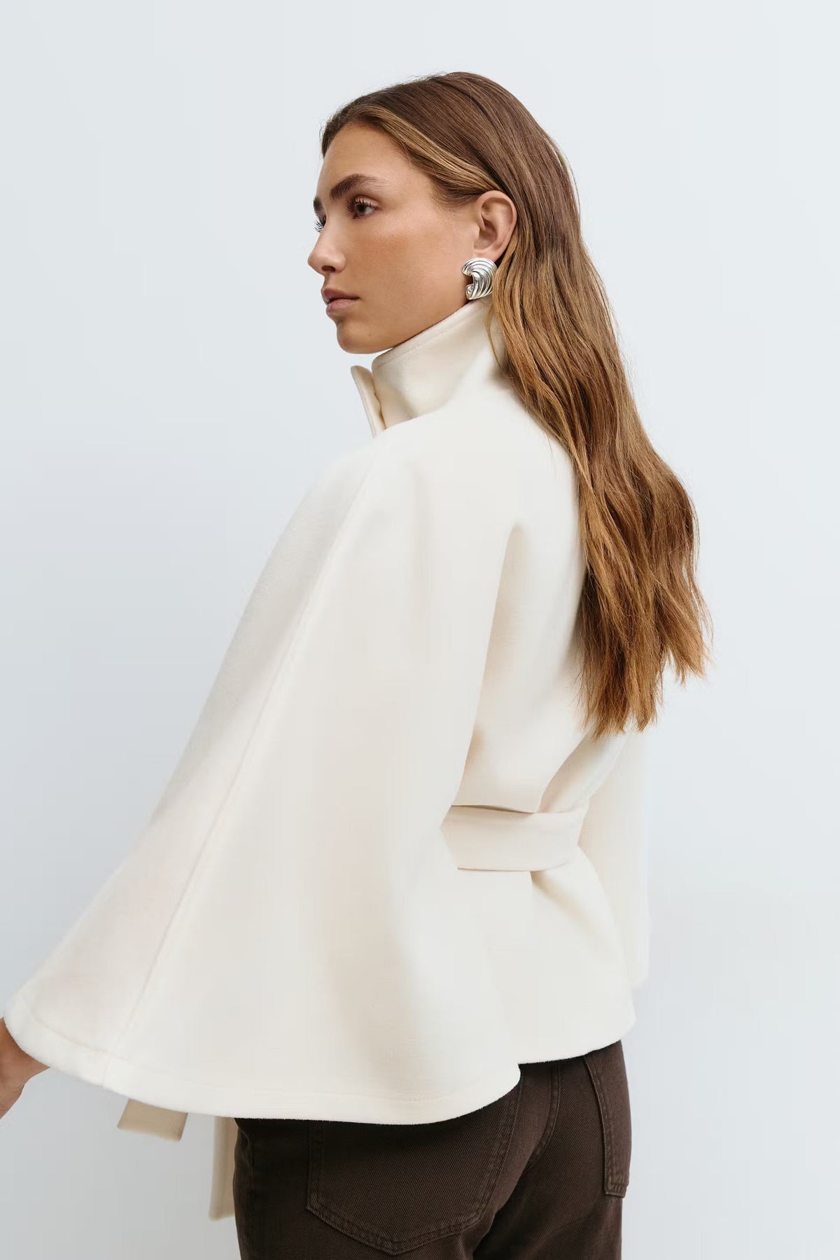 Olivia Hoge Kraag Capejas