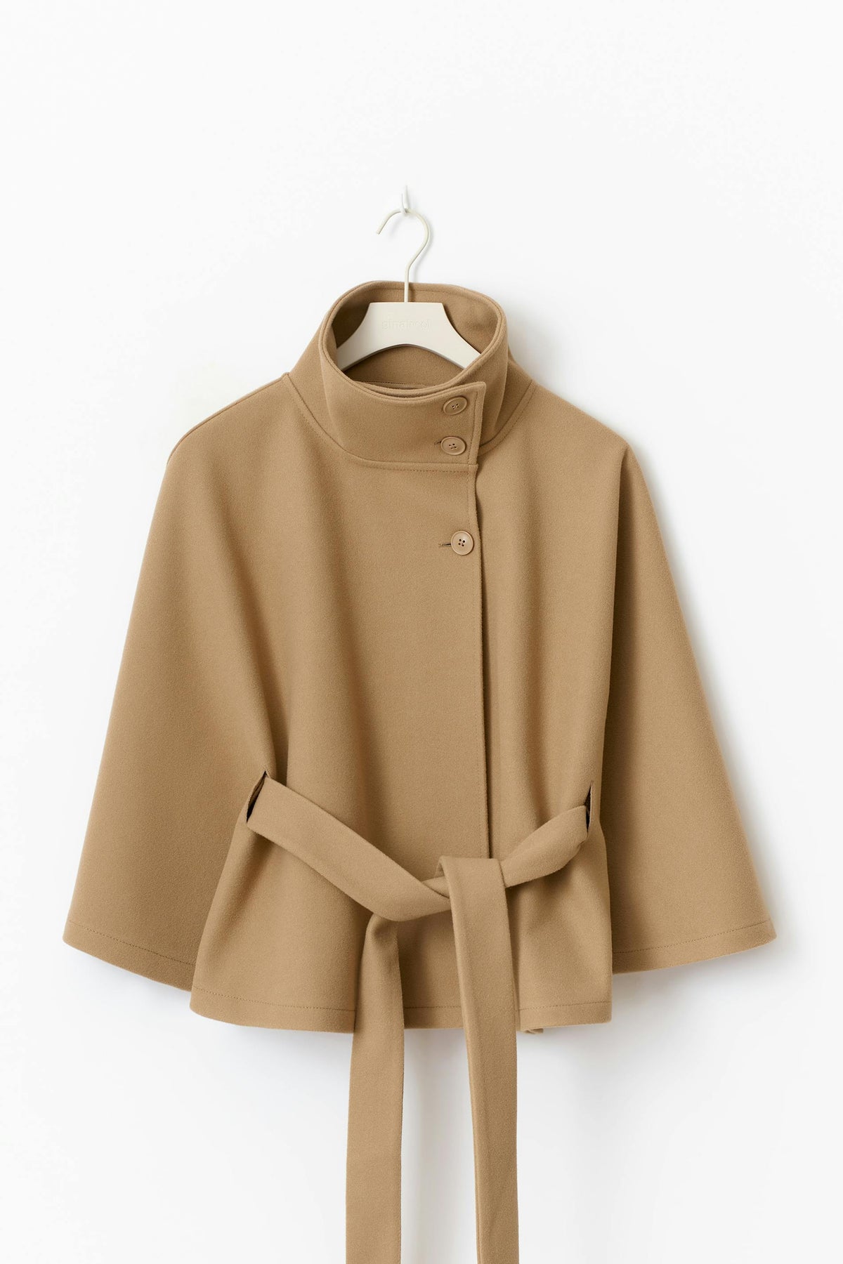 Olivia Hoge Kraag Capejas